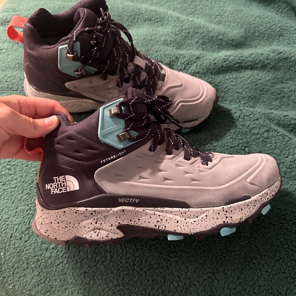 NORTH FACE HIKING SHOES SIZE 9